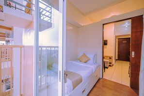 Deluxe Condo, 1 Double Bed, Mountain View | 1 bedroom, individually decorated, free WiFi, bed sheets