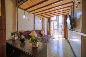 Deluxe Condo, 1 Bedroom, Kitchen, Mountain View | 1 bedroom, individually decorated, free WiFi, bed sheets