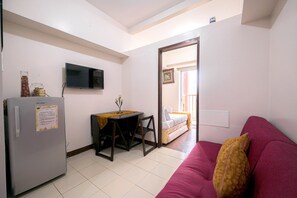 Classic Condo, 1 Double Bed, Mountain View | 1 bedroom, individually decorated, free WiFi, bed sheets - Moldex Residences by Tripsters Hub (Baguio)