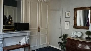 Kamer, 1 twee- of 2 eenpersoonsbedden, privébadkamer (La chambre Voltaire) | Uitzicht vanuit accommodatie