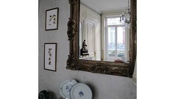 Kahden hengen huone (yksi tai kaksi sänkyä), oma kylpyhuone (La chambre Voltaire)