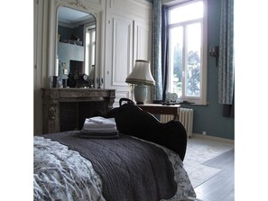 Chambre Double, salle de bains privée, vue jardin ( La chambre Rousseau)