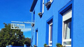 A blue building with a sign reading "L'Usine". - L'usine (Belval)