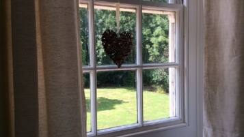 Ein Fenster mit Herz-Dekoration.