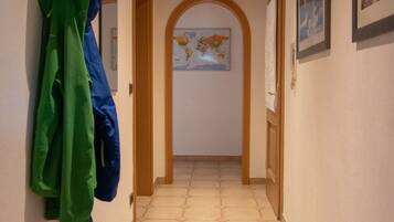 Appartement, salle de bains privée, vue jardin | Hall