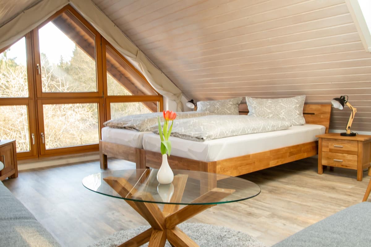 Deluxe-Apartment, eigenes Bad, Gartenblick (Dachgeschoss) | 1 Schlafzimmer