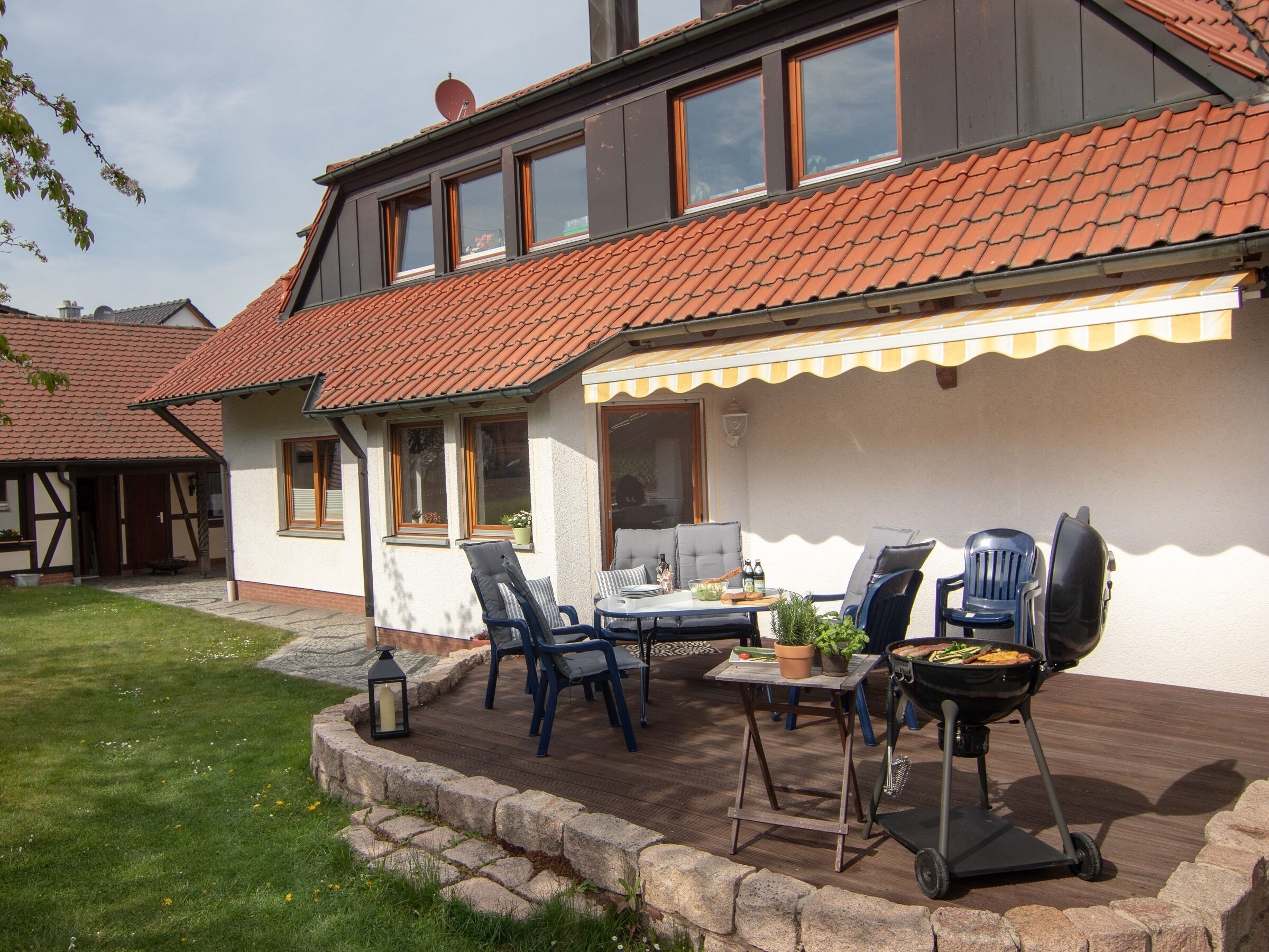 Departamento, baño privado, vista al jardín | Vista del balcón