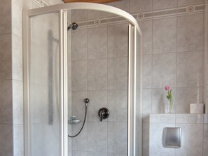 Apartment, Private Bathroom, Garden View | Bathroom