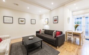 Apartamento, suíte | Sala de estar