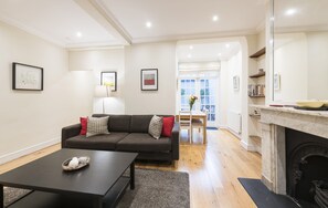 Living room - Large 2 Bedroom Flat in Victoria - Zone 1 (London)
