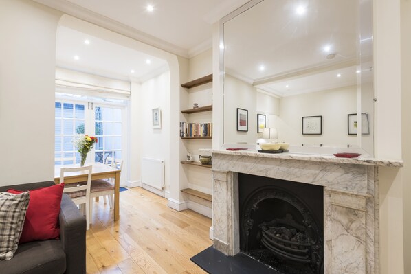 Apartamento, suíte | Sala de estar