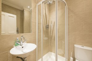 Apartamento, suíte | Banheiro | Banheira, toalhas de banho