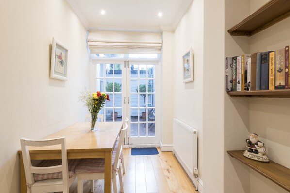 Apartamento, suíte | Opções para refeição no quarto