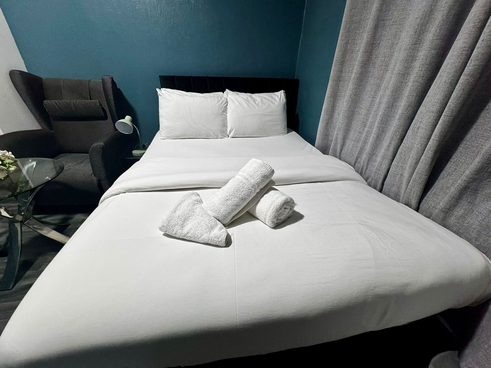 Kahden hengen standard-huone, kylpyhuone makuuhuoneen yhteydessä