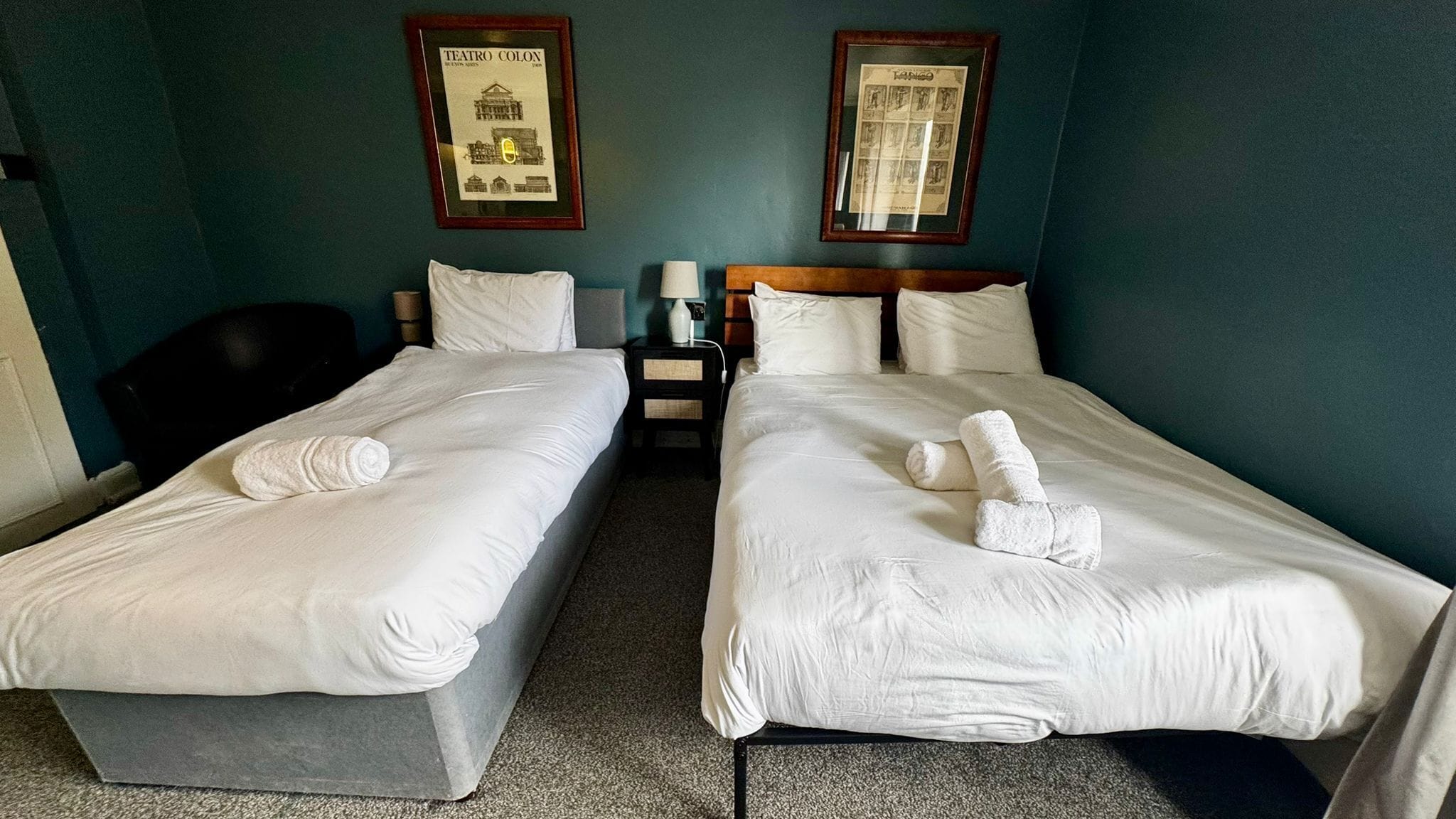 Kolmen hengen standard-huone, kylpyhuone makuuhuoneen yhteydessä