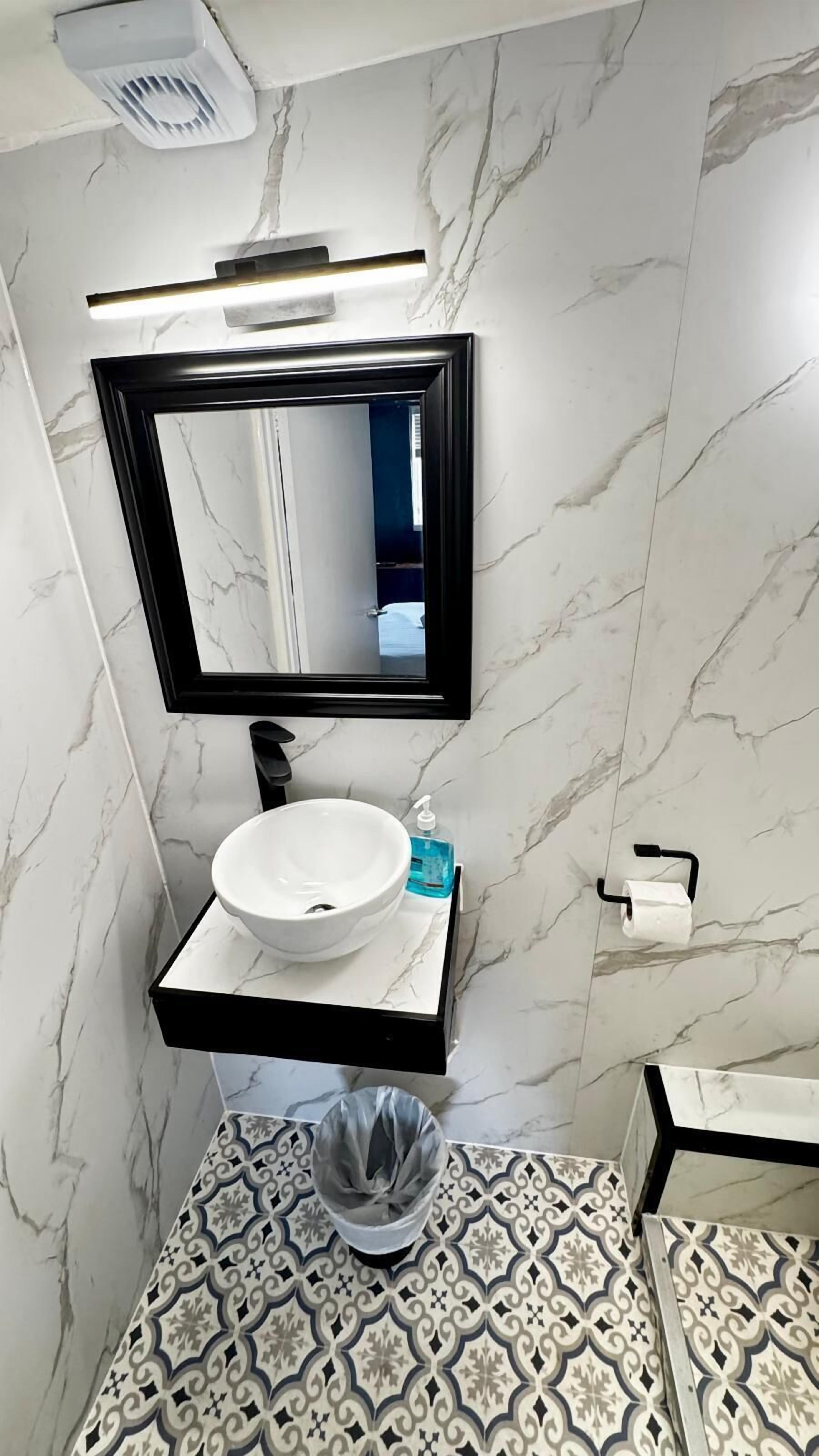 Phòng đôi tiện nghi đơn giản, phòng tắm riêng | Phòng tắm