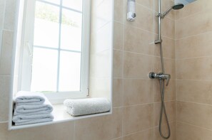 Habitació doble, amb bany privat, vistes al jardí | Bany | Assecador de cabells, tovalloles, sabó i xampú 