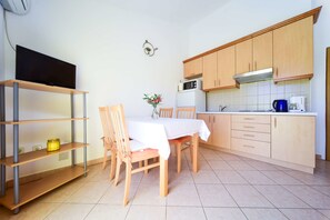 公寓, 1 间卧室, 露台, 海景 | 私人厨房 | 大冰箱、微波炉、炉灶、意式浓缩咖啡机