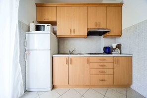 大冰箱、微波炉、炉灶、意式浓缩咖啡机