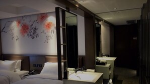 ห้องดีลักซ์ทวิน | เครื่องนอนระดับพรีเมียม, มินิบาร์, ตู้นิรภัยในห้องพัก, โต๊ะทำงาน