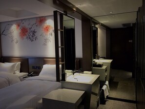 豪華雙床房 | 高級寢具、迷你吧、房內夾萬、書桌