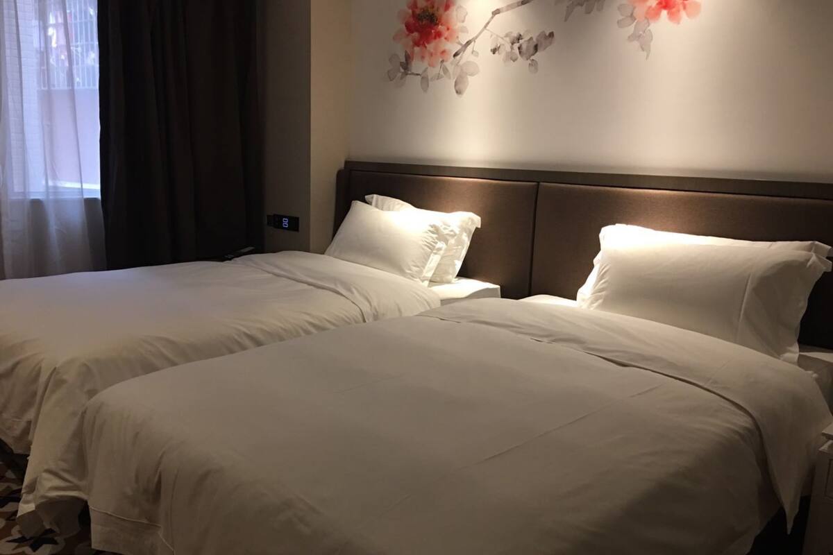 Habitación empresarial con 2 camas individuales | Ropa de cama de alta calidad y minibar