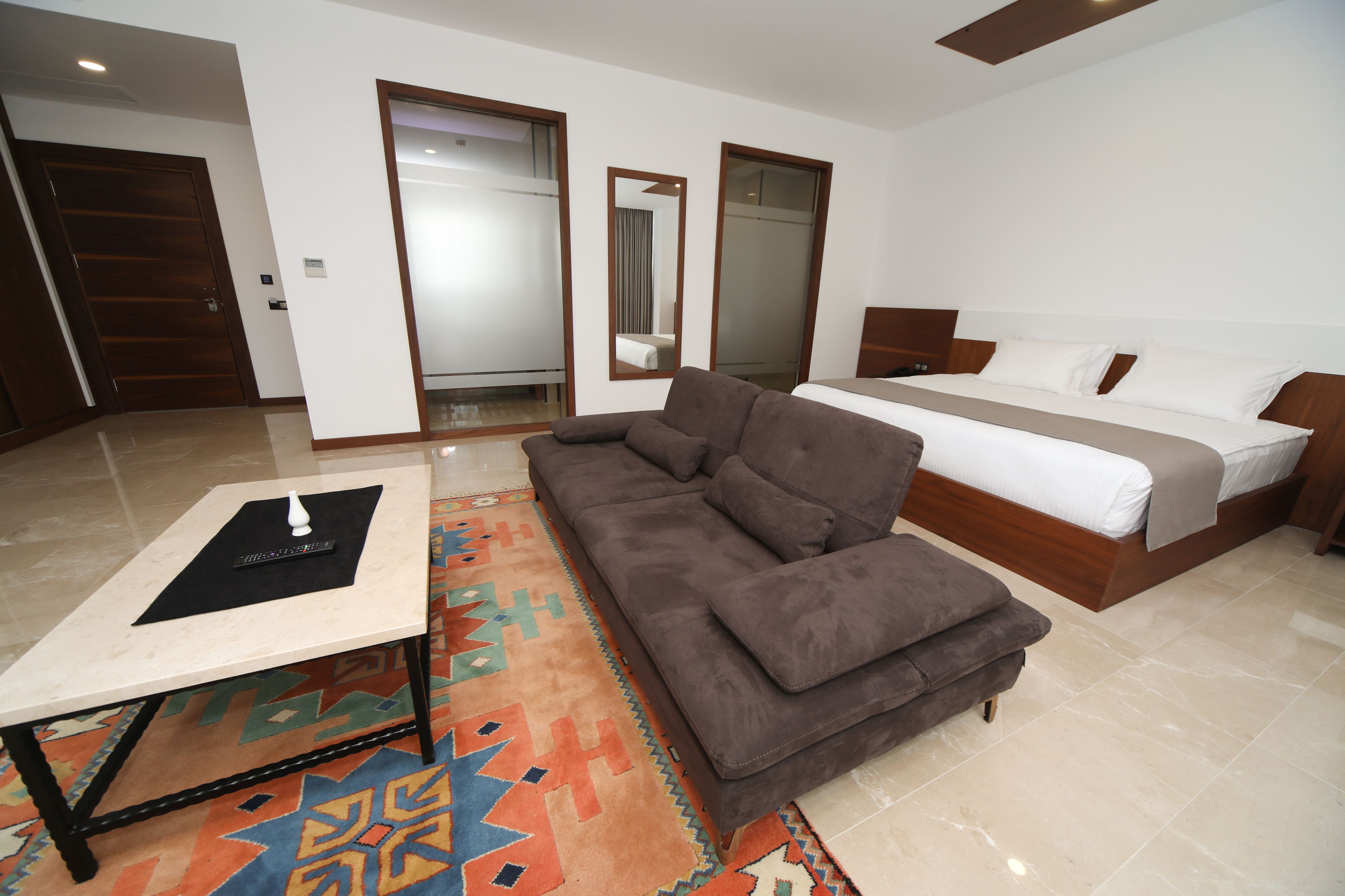 deluxe suite | minibar, in-room safe, desk, free wifi