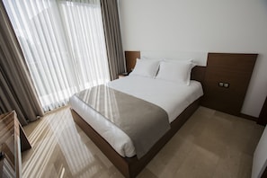 Phòng đôi Tiêu chuẩn | Minibar, két bảo mật tại phòng, bàn 