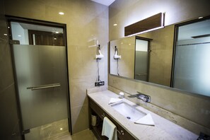 Chambre Deluxe | Salle de bain | Douche, articles de toilette gratuits, sĂšche-cheveux, chaussons