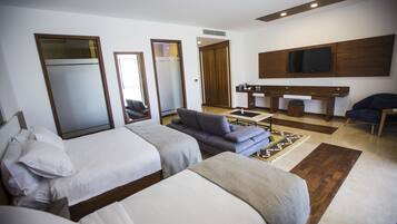 Phòng 3 Tiêu chuẩn | Minibar, két bảo mật tại phòng, bàn