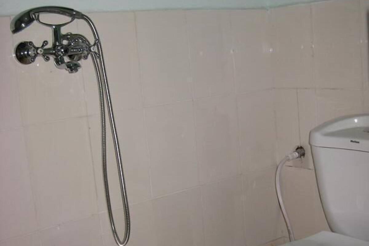 Buồng tắm vòi sen, đồ dùng nhà tắm miễn phí, dép đi trong nhà 