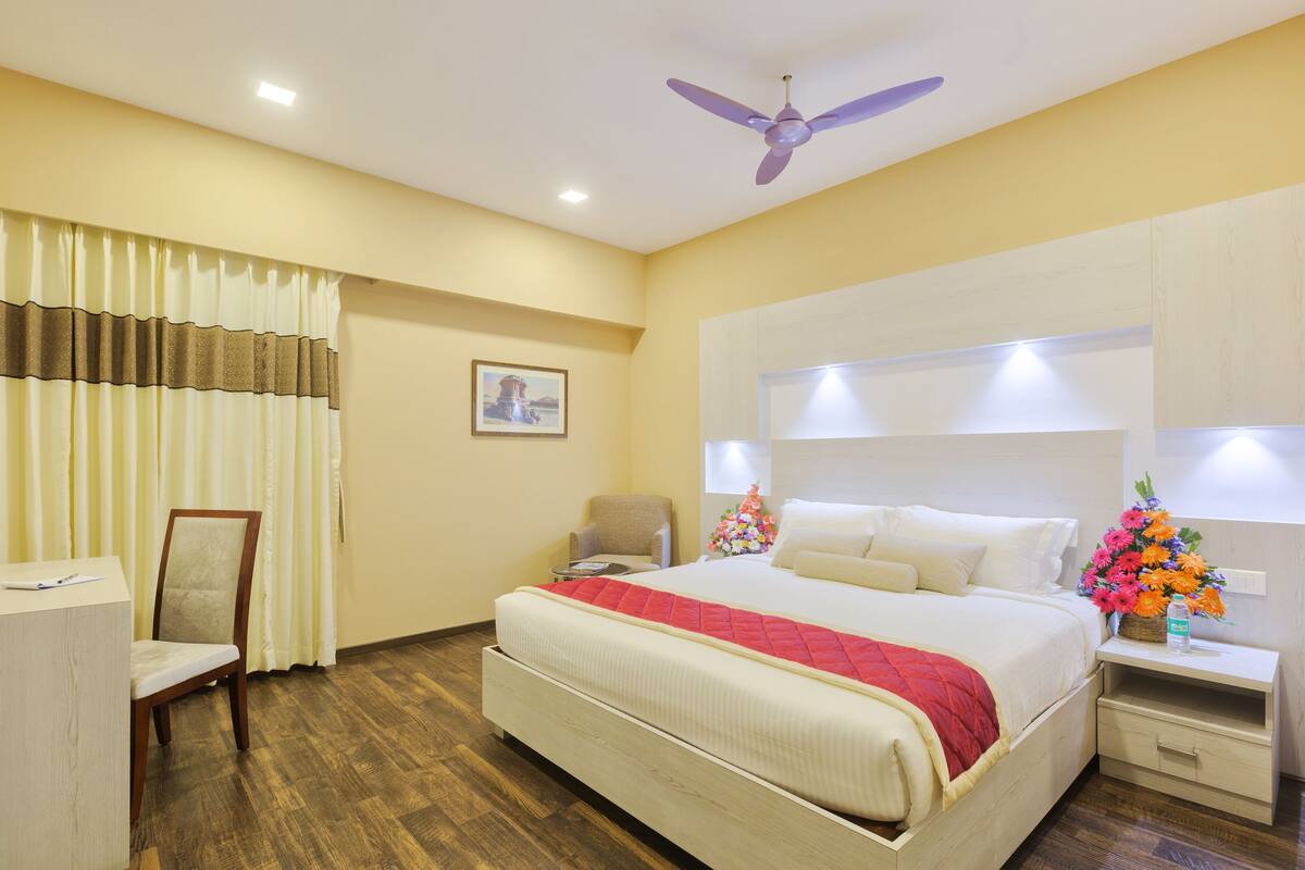 Quarto casal superior | Roupas de cama premium, cofres nos quartos, escrivaninha