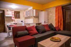 Villa, 3 Schlafzimmer, eigener Pool | Wohnbereich | 32-Zoll-Flachbildfernseher mit Satellitenempfang, LCD-Fernseher