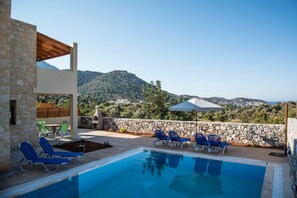 Piscine extérieure, parasols de plage, chaises longues