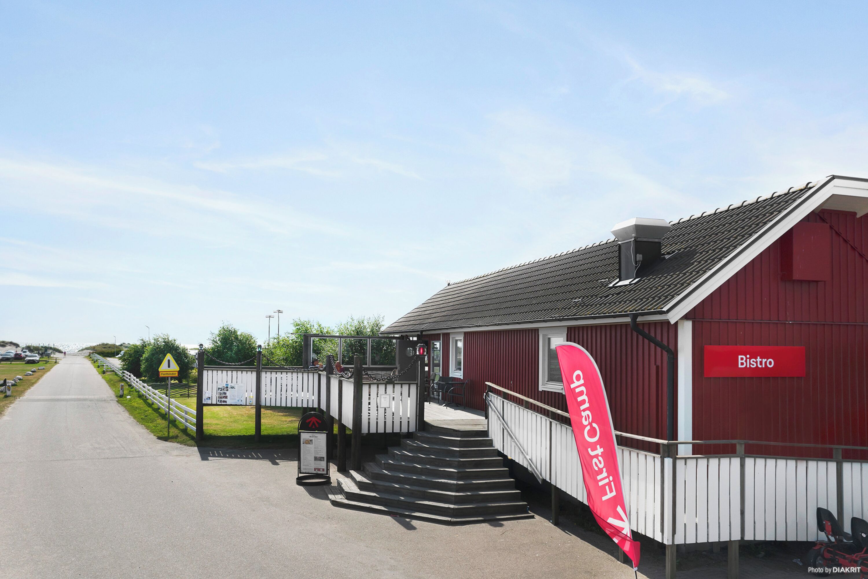 A red building with a sign reading "Bistro" and a flag with "Elit4u" on the side.
