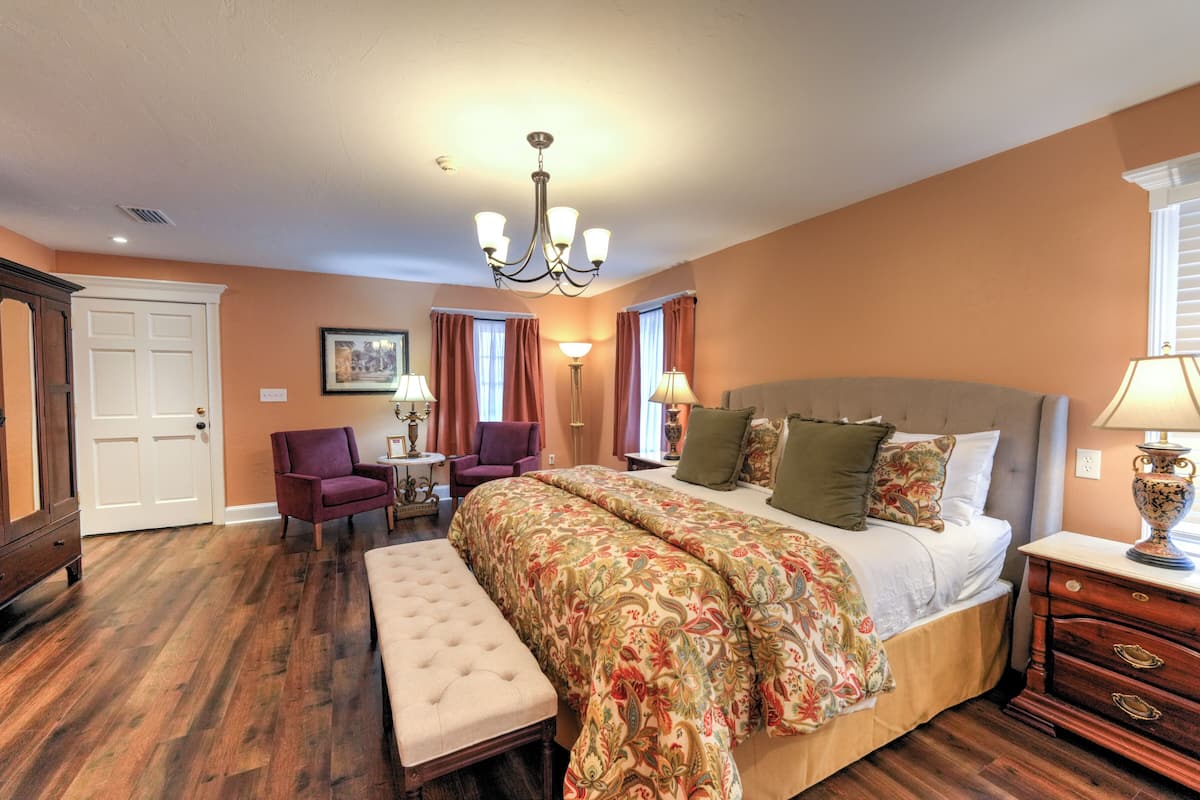 Premium King Room - Casa De Solana | 1 slaapkamer, luxe beddengoed, donzen dekbedden, individueel gedecoreerd