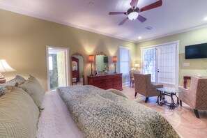 Deluxe King Room - Casa De Solana | Ropa de cama de alta calidad, edredones de plumas, decoración individual