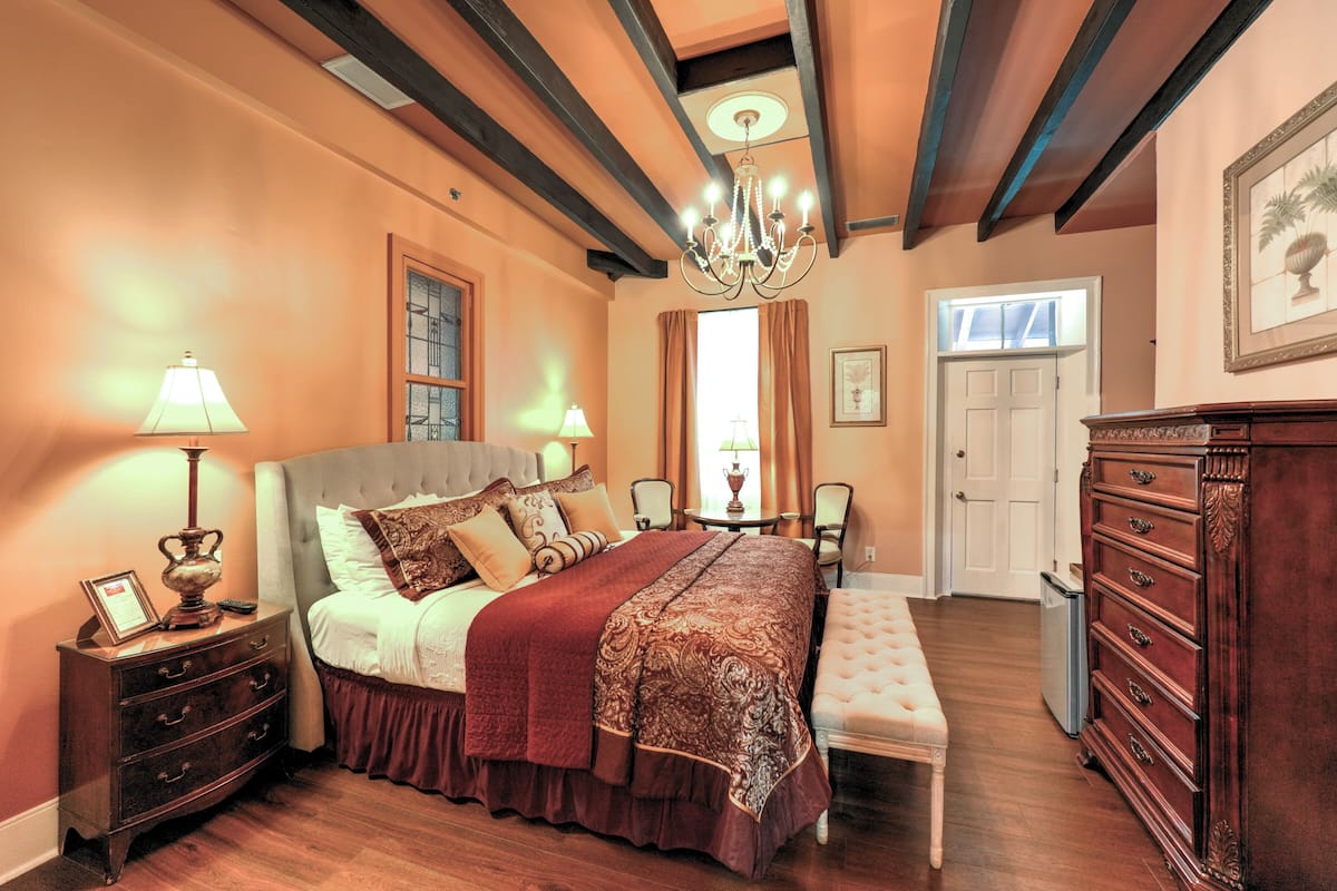 Elite King Room - Casa De Solana | 1 slaapkamer, luxe beddengoed, donzen dekbedden, individueel gedecoreerd