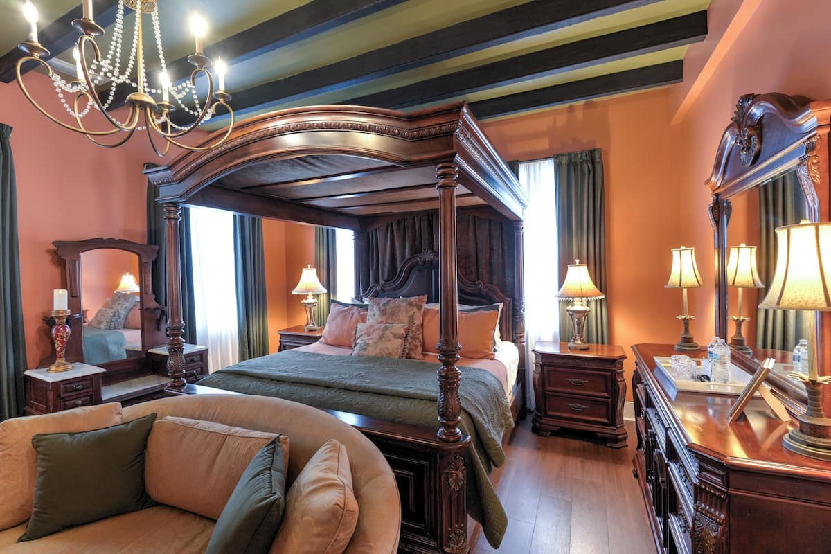 Royal King Room - Casa De Solana | 1 slaapkamer, luxe beddengoed, donzen dekbedden, individueel gedecoreerd