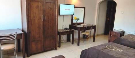 Coffre-fort, bureau, systĂšme dâinsonorisation, accĂšs au Wi-Fi (inclus)