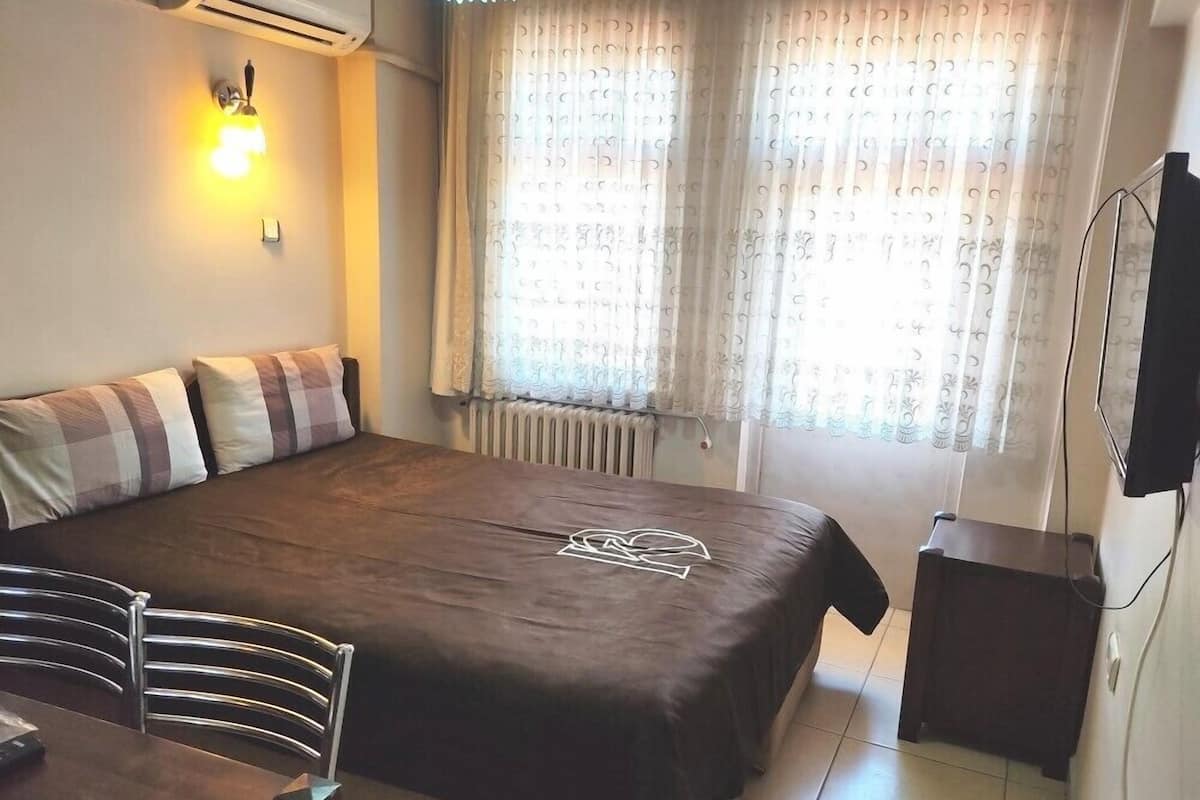 Standard Double or Twin Room | Peti besi dalam bilik, meja, kalis bunyi, Wi-fi percuma