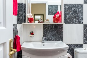 Apartment, 2 Bedrooms | Bathroom | Shower, free toiletries, hair dryer, towels - Le Reve Apartment (Zakynthos)