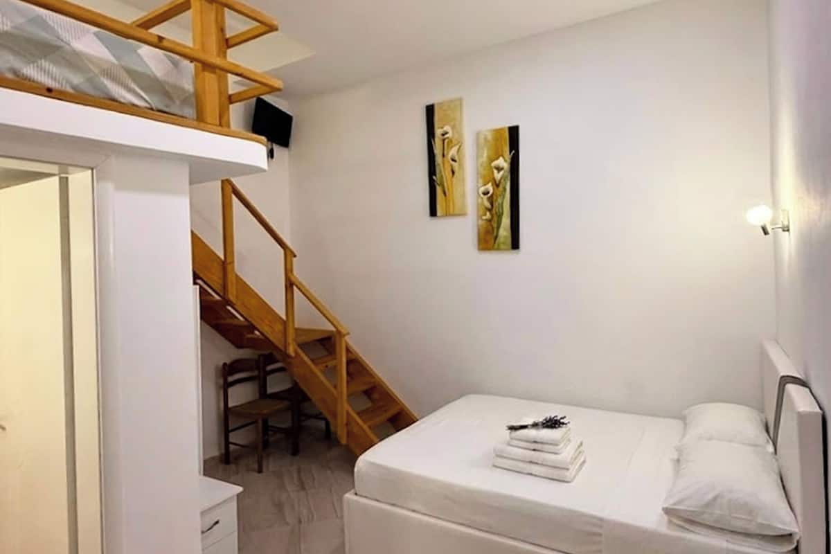 Quadruple Room | Desk, WiFi (free), bed sheets