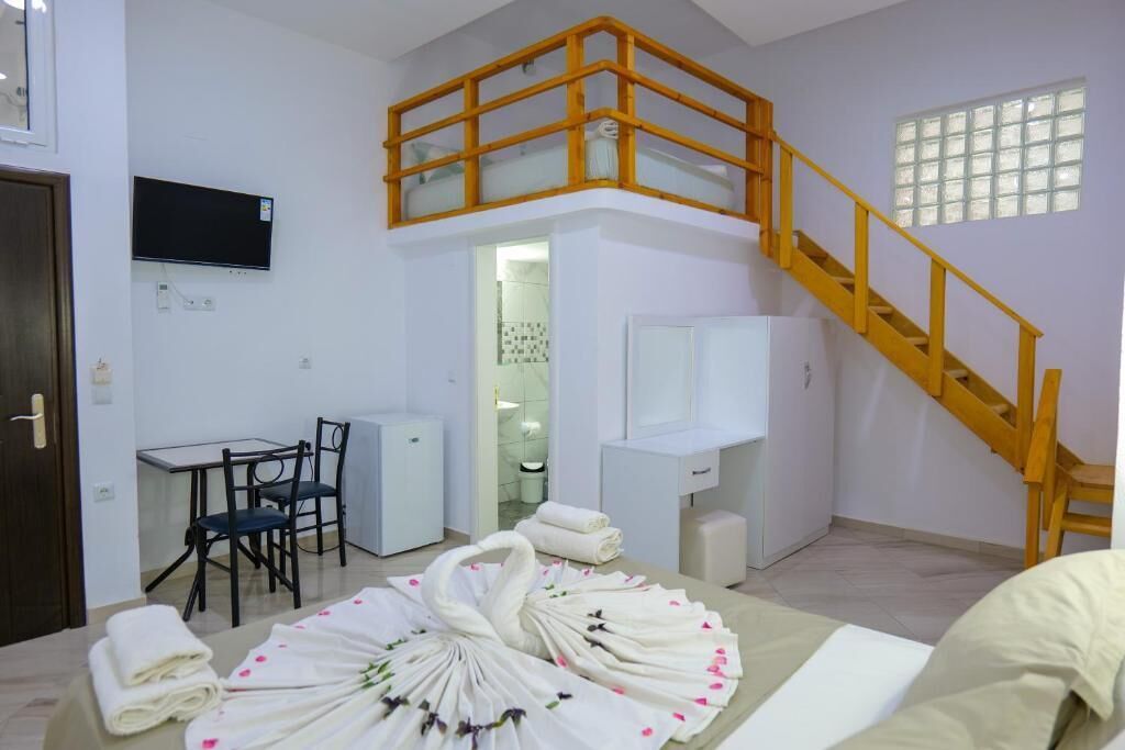 standard duplex | desk, free wifi, bed sheets