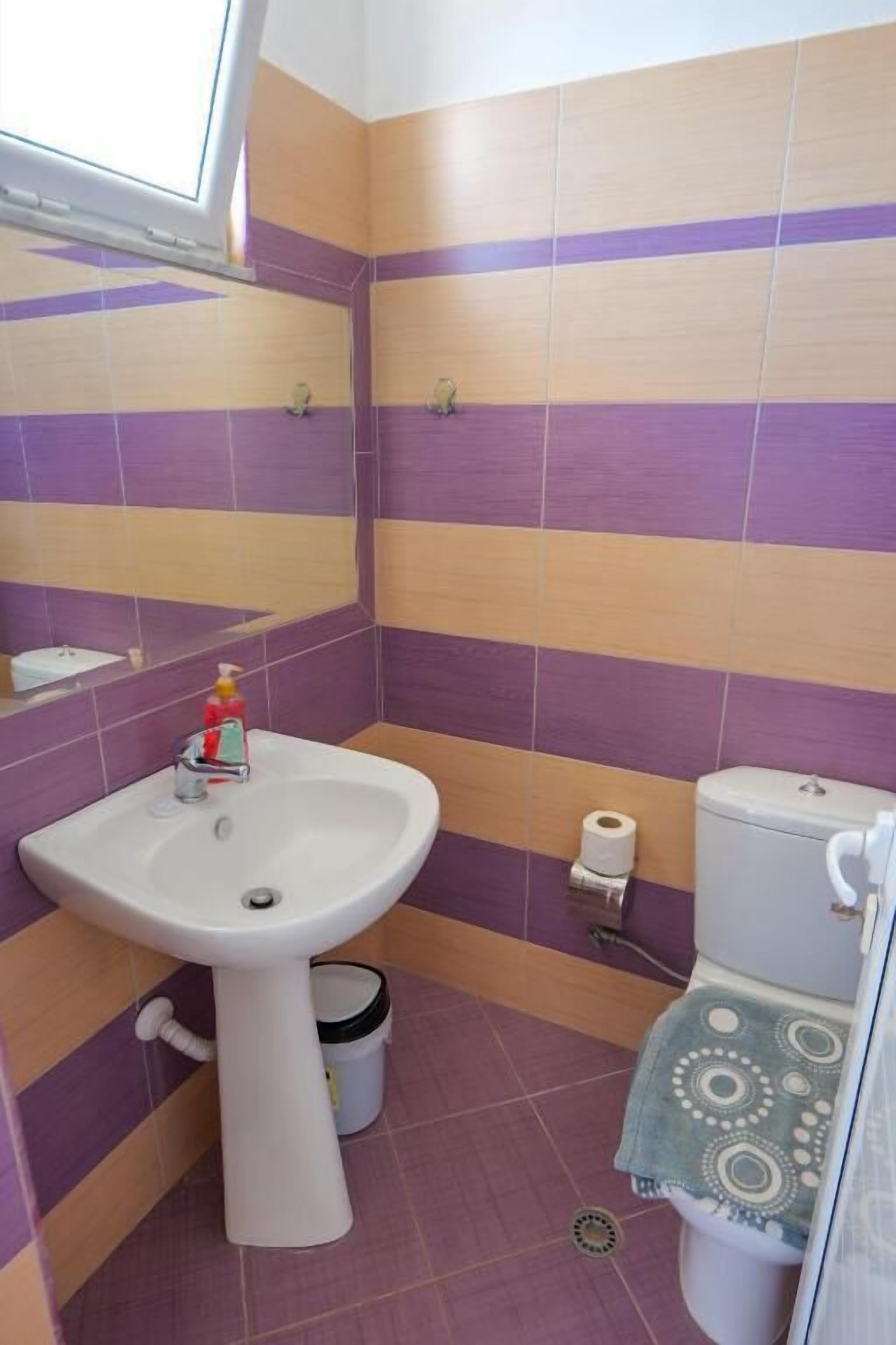 double room | bathroom | shower, free toiletries, bathrobes, slippers