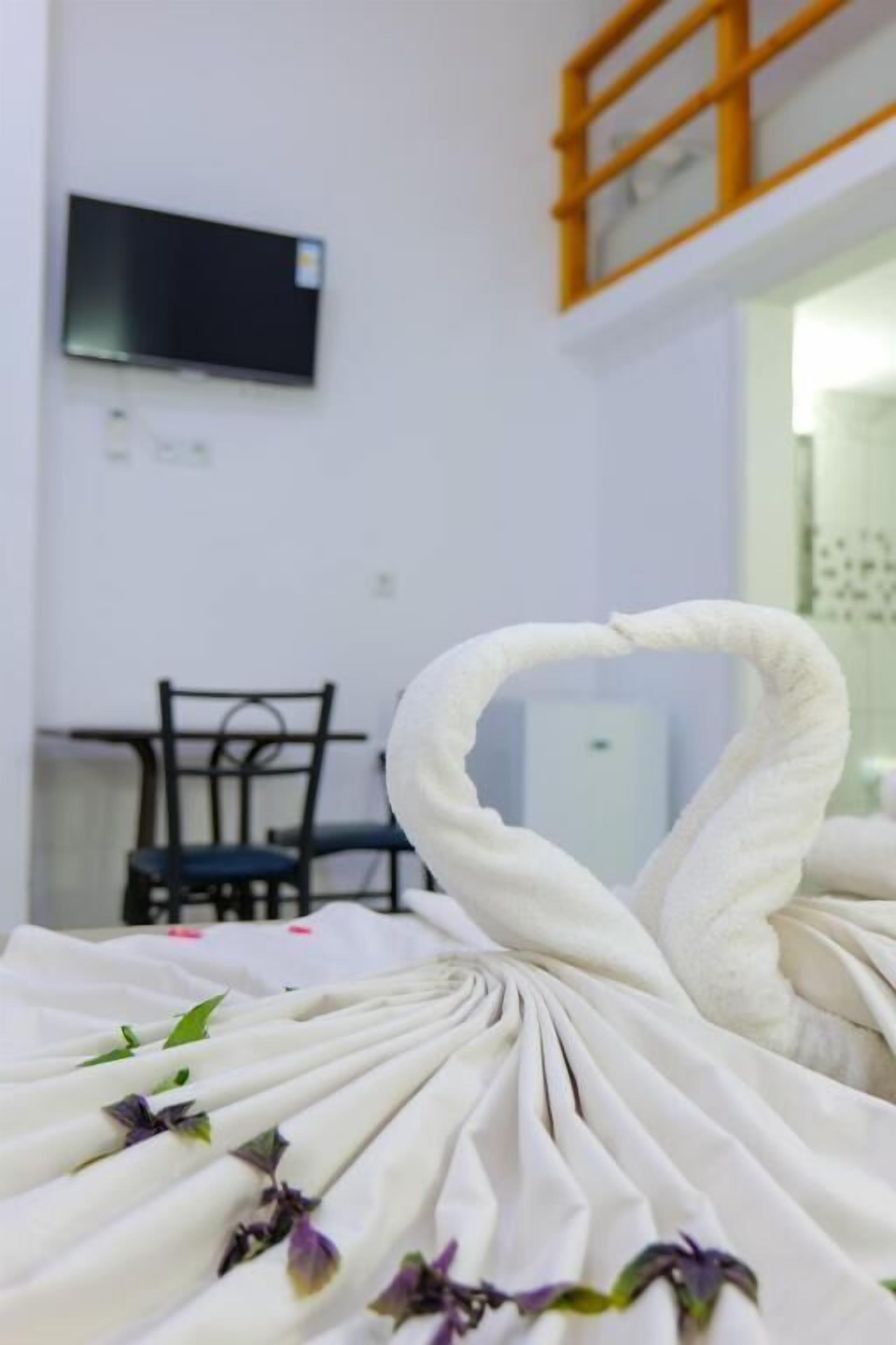 standard duplex | desk, free wifi, bed sheets