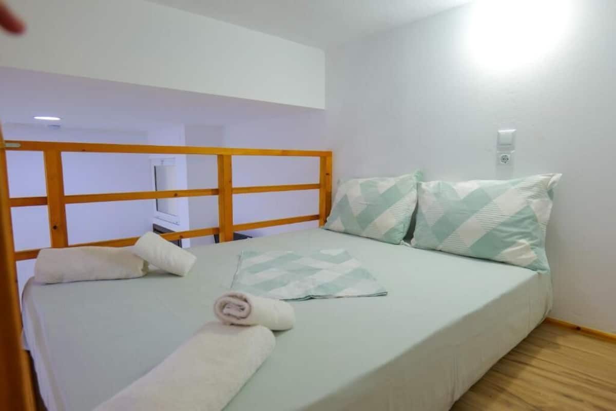 Standard Duplex | Desk, free WiFi, bed sheets