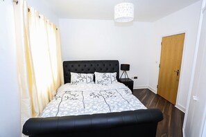 Room - Modern 2 Bedroom Apartment (London)