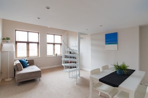 Dúplex Deluxe, 2 habitaciones | Área de sala de estar | Televisión de pantalla plana y películas con cargo