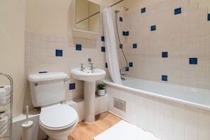 Dúplex Deluxe, 2 habitaciones | Baño | Tina con regadera, amenidades de baño gratuitas, secadora de cabello